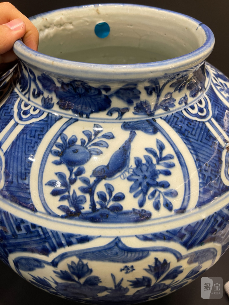 明万历 青花锦地开光花鸟纹大罐 - 图7